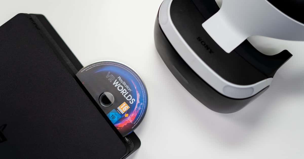 Overhead view of PlayStation console, VR headset, and game disc on a white background.